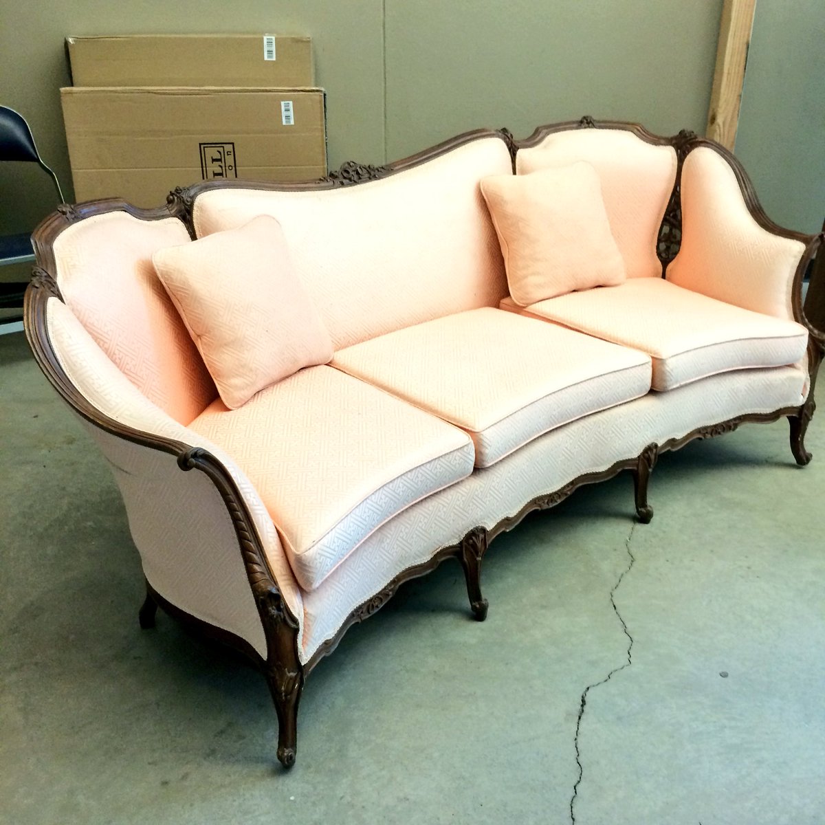 ecochicKJ's tweet photo. I'm low key obsessed with this couch at the Spruce Lane and Co. booth!! 😍😍😍😍 #JunkMarket https://t.co/v3tpzDXgNK