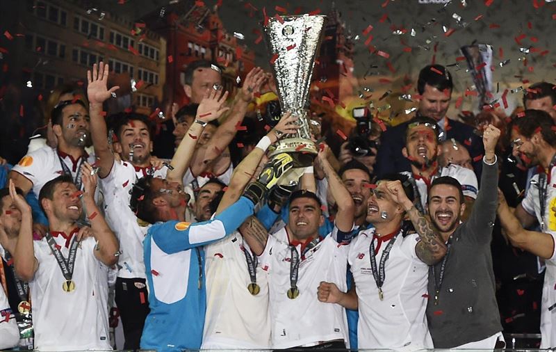 EPdeportes's tweet photo. El Sevilla reina en la Europa League con cinco títulos, el tercero consecutivo https://t.co/E95VLxTxo3 https://t.co/tlBZw1HzYx
