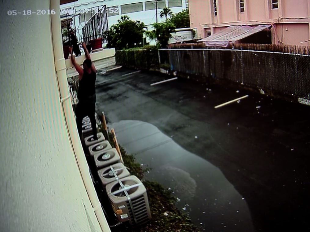 JRodzMIA's tweet photo. #EXCLUSIVE #Hialeah robber with an eye for a bike pretends to be Spiderman to get it @Telemundo51 @lisettmarit51 https://t.co/KZDPV96iRD