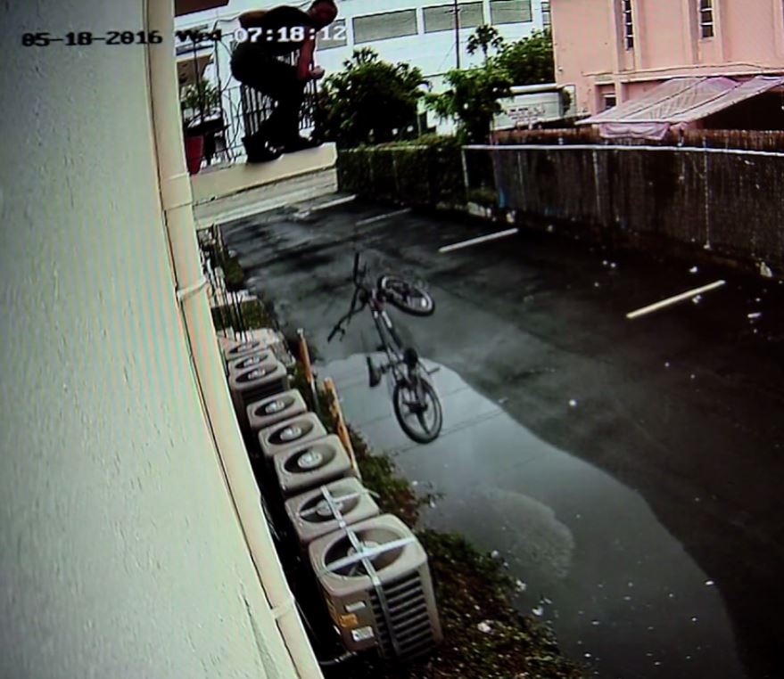JRodzMIA's tweet photo. #EXCLUSIVE #Hialeah robber with an eye for a bike pretends to be Spiderman to get it @Telemundo51 @lisettmarit51 https://t.co/KZDPV96iRD