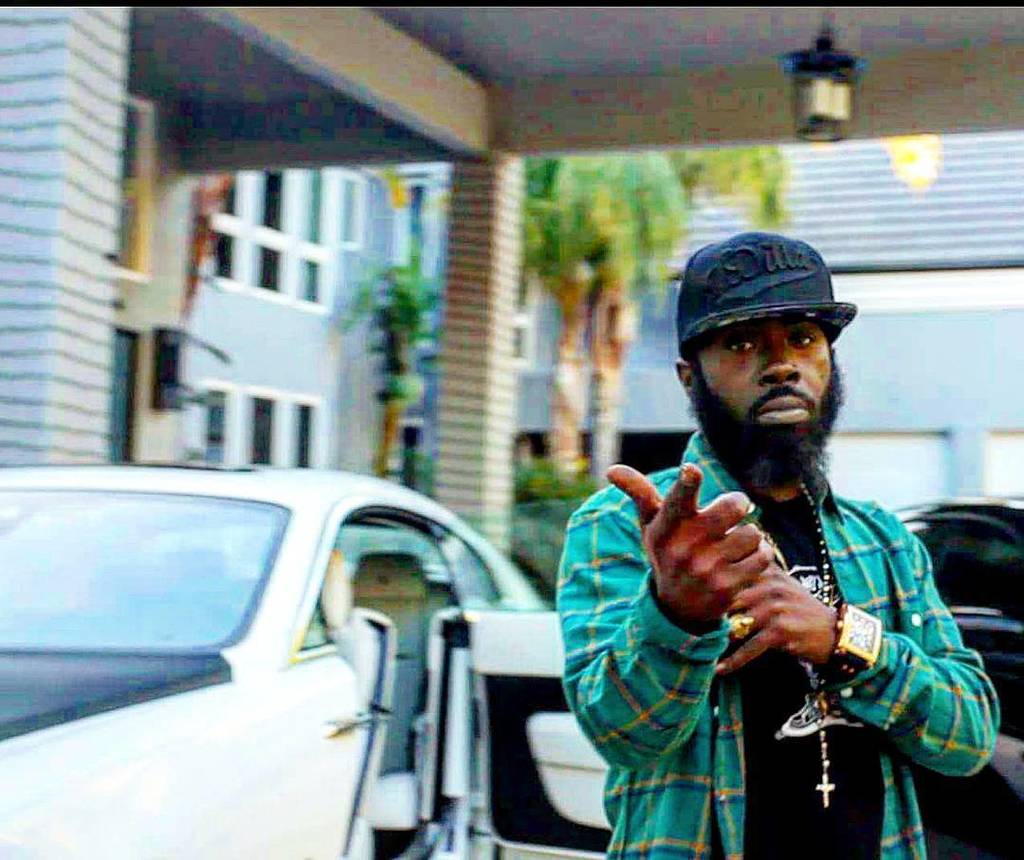 The look of .. "I got some ish for YOU! #AsphaltRunwaysLP May 27th youtu.be/V7tAI8sK_xo -Social Butterfly - (pr…