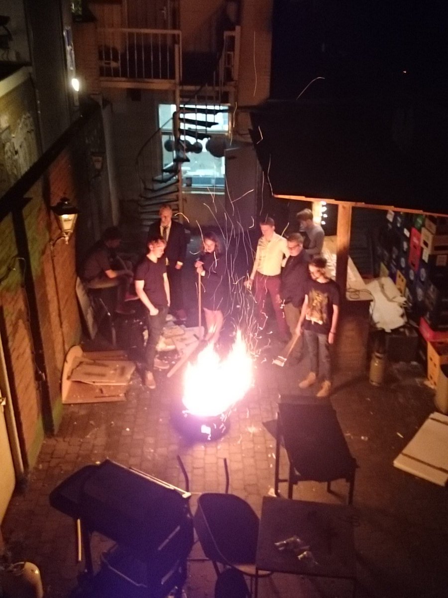 Lekker naborrelen na een goed periodiek overleg kan natuurlijk niet zonder een goed gebouwd vuurtje #soos #ZHTC