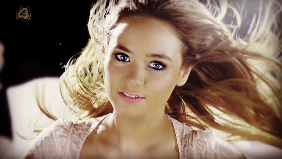 Daisy_wooddavis's tweet image. When you put a fan infront of your face &amp;amp; pretend to be Beyoncé 💁🏻💁🏻💁🏻💁🏻💁🏻 @Hollyoaks new titles 💃🏼