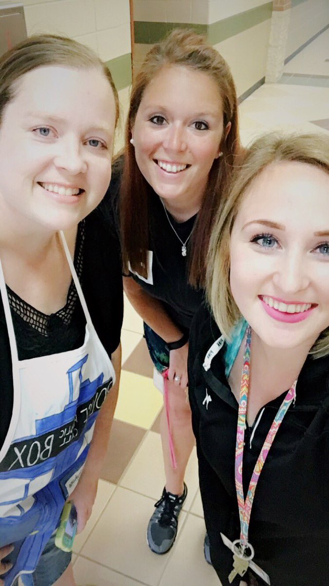 MrsVineyART's tweet photo. Collaborating with some of my favorite people!@bozmanbroncos #conroelearns https://t.co/OaxA7VZtbr