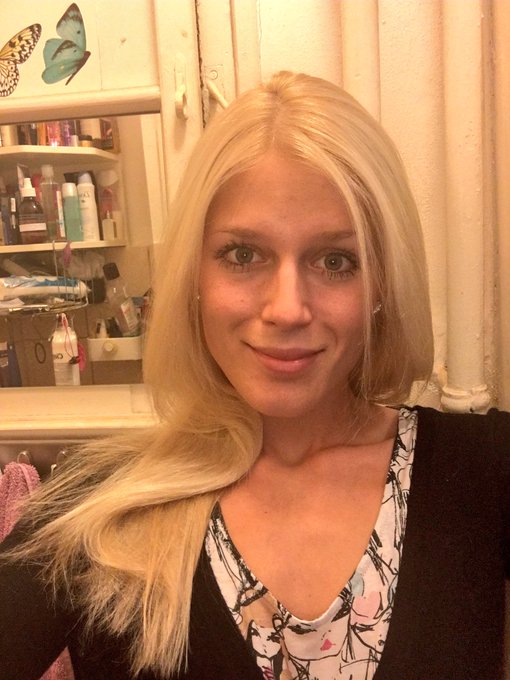 Trying not to look tired, after long day of studying...📚😴💋 https://t.co/jYBZ9N8Jx0