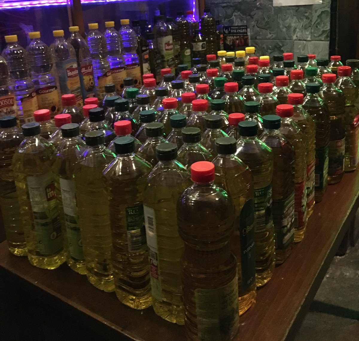 nandocruz32's tweet photo. Taquilla del concert de Joan Garriga i Madjid Fahem a la @BodegaSalto 130 litres d'oli per a famílies del Poble Sec. https://t.co/dGlP91mkHx