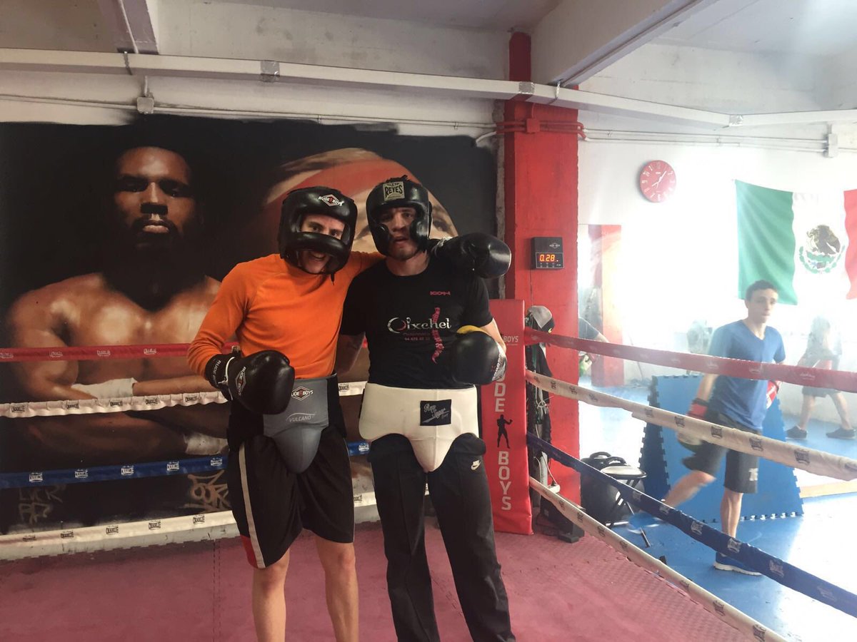 Hispaboxing's tweet photo. @johncarterboxeo con el gran kerman @Hispaboxing @DduBogdan @DignoS55 @16cuerdas @BoxGrx @carloscherokee https://t.co/YhWSADmuaF
