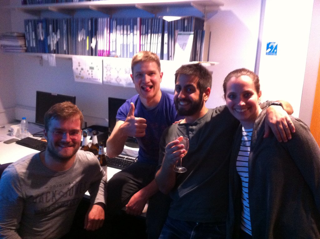 SpeckinUK's tweet image. Our fearless captain (with the armband) championed us to a respectable 2nd place finish! And the winners! #labquiz