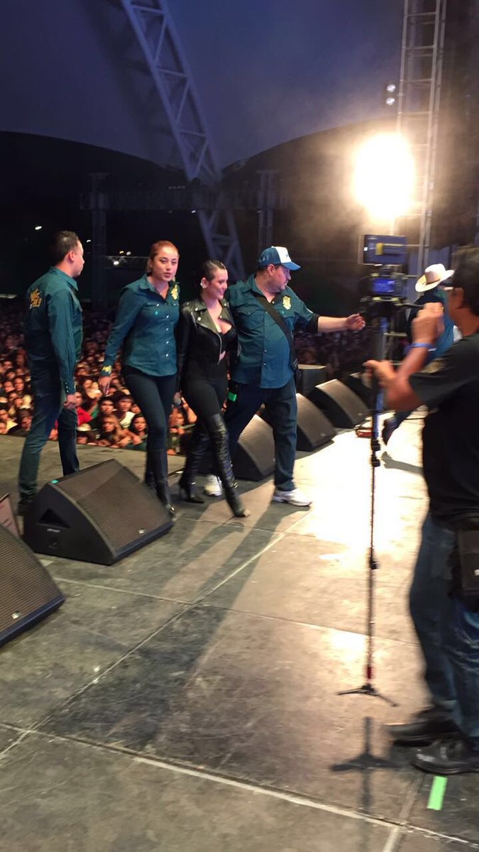 SoyKarlaLuna's tweet photo. #MACROLEON2016 @NydiaLaner @UniversalMusica @LaMejorFMLeon https://t.co/8inXEVOns2