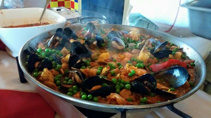 EmiliosTapas's tweet photo. Cooking up paella! #mussels #authenticspain https://t.co/kWkU089F1D
