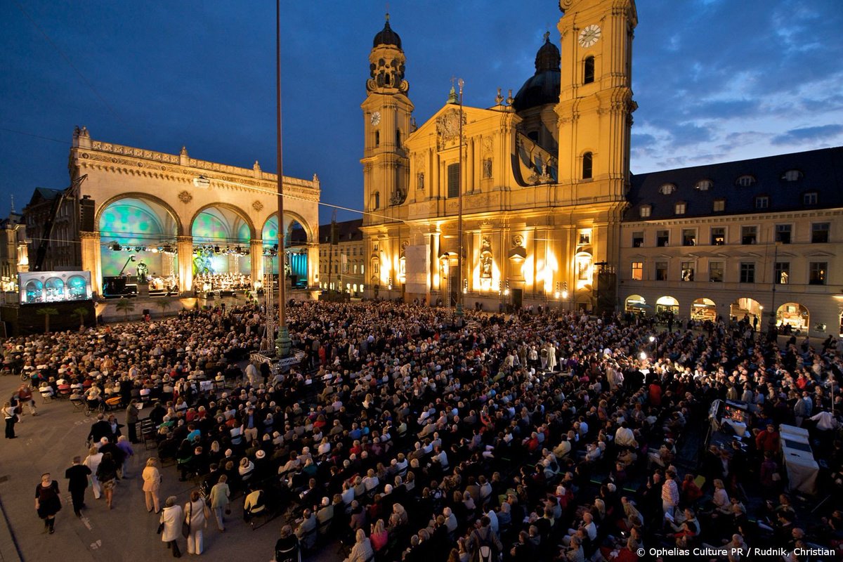 Баварская государственная опера, мюнхен. Мюнхен концерты август. Концерт в мюнхене кюн. Мюнхенский оперный фестиваль. Пенсионеры на рок концерте.