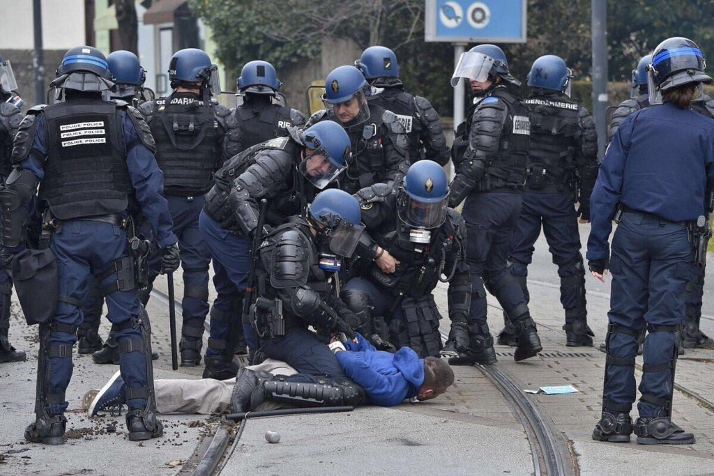 Gunes080's tweet photo. @Zu_Demir @CaglarAli @arnegeusens @HLN_BE @stadgenk Özgür basın? Nerde  özgür olmayan Fransa !!! Veya Avrupadamı? https://t.co/tuVSEOxARd