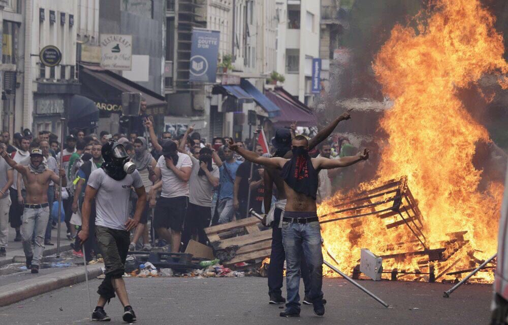 Gunes080's tweet photo. @Zu_Demir @CaglarAli @arnegeusens @HLN_BE @stadgenk Özgür basın? Nerde  özgür olmayan Fransa !!! Veya Avrupadamı? https://t.co/tuVSEOxARd