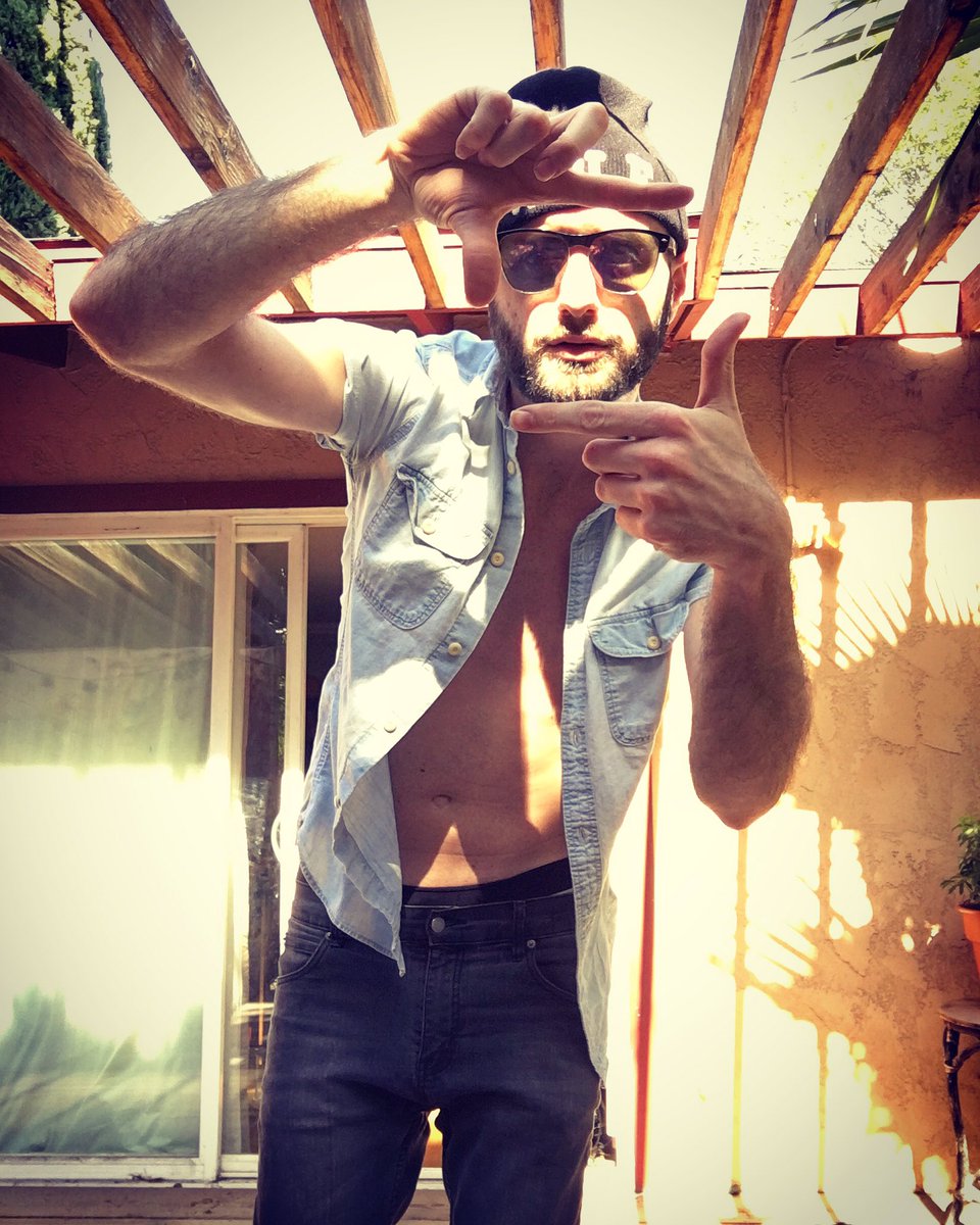 COASTLWOLF's tweet photo. I can see you through your phone screen. Yeah you. #sup https://t.co/sqNy9VJioE