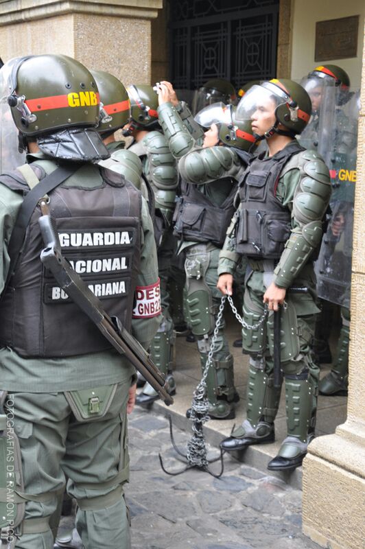 eurolobo's tweet photo. Hoy en la puerta de la Gobernación de Mérida se repitió GNB portando "La Garra" https://t.co/iF6zZ8omfZ