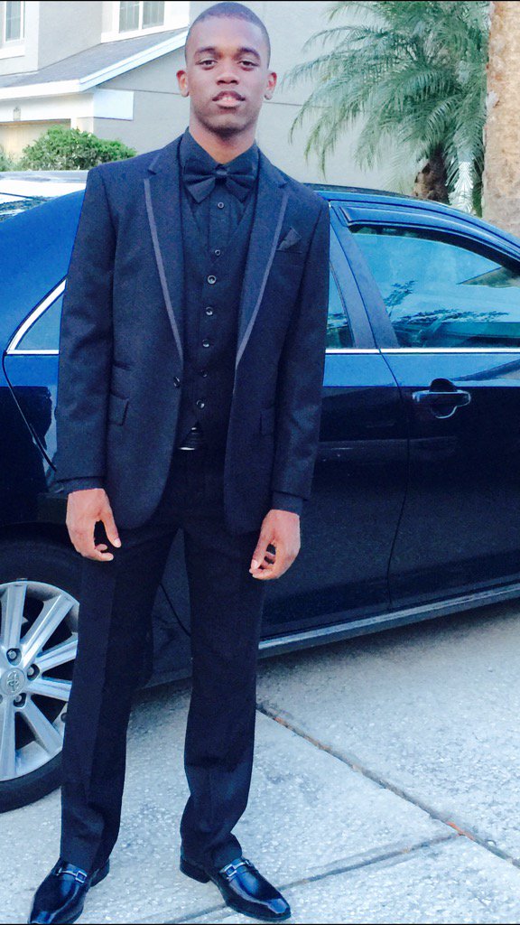 BCFrank8's tweet photo. @rolandsmartin my oldest son said its a must to represent the pocket square @NewsOneNowAP #blacknews #2016seniorprom https://t.co/s38kbYFE9y