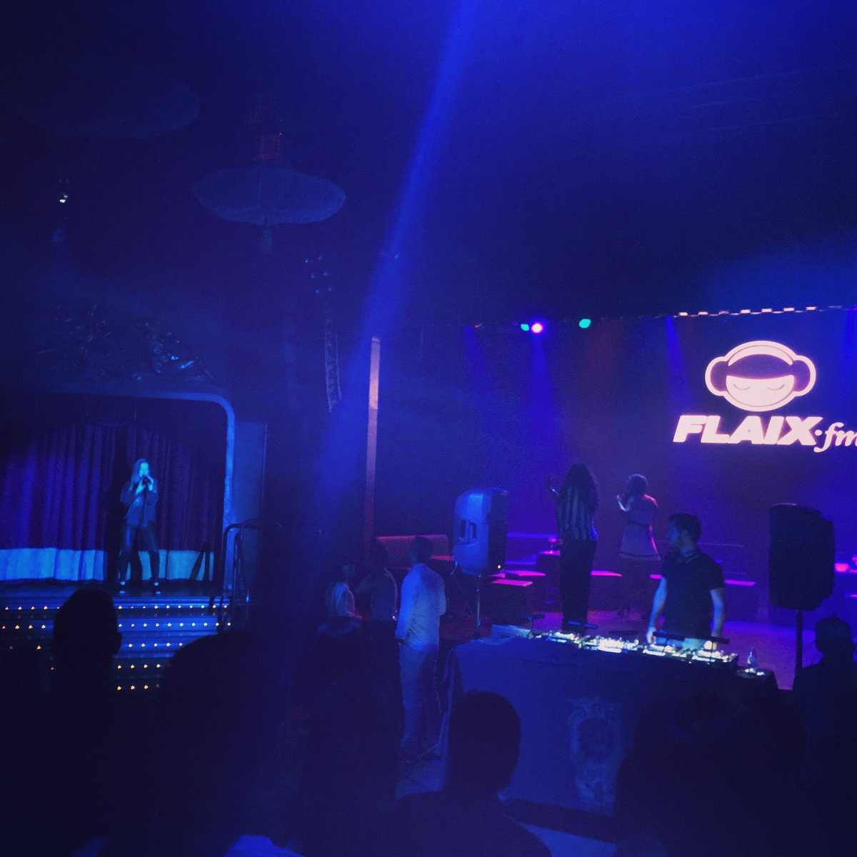 LuzdeGasClub's tweet photo. Espectacular @LeaRueOfficial i @jordiveliz amb les #GaslightSessions de @flaixfm 😱😍 https://t.co/0E91BDqzn5