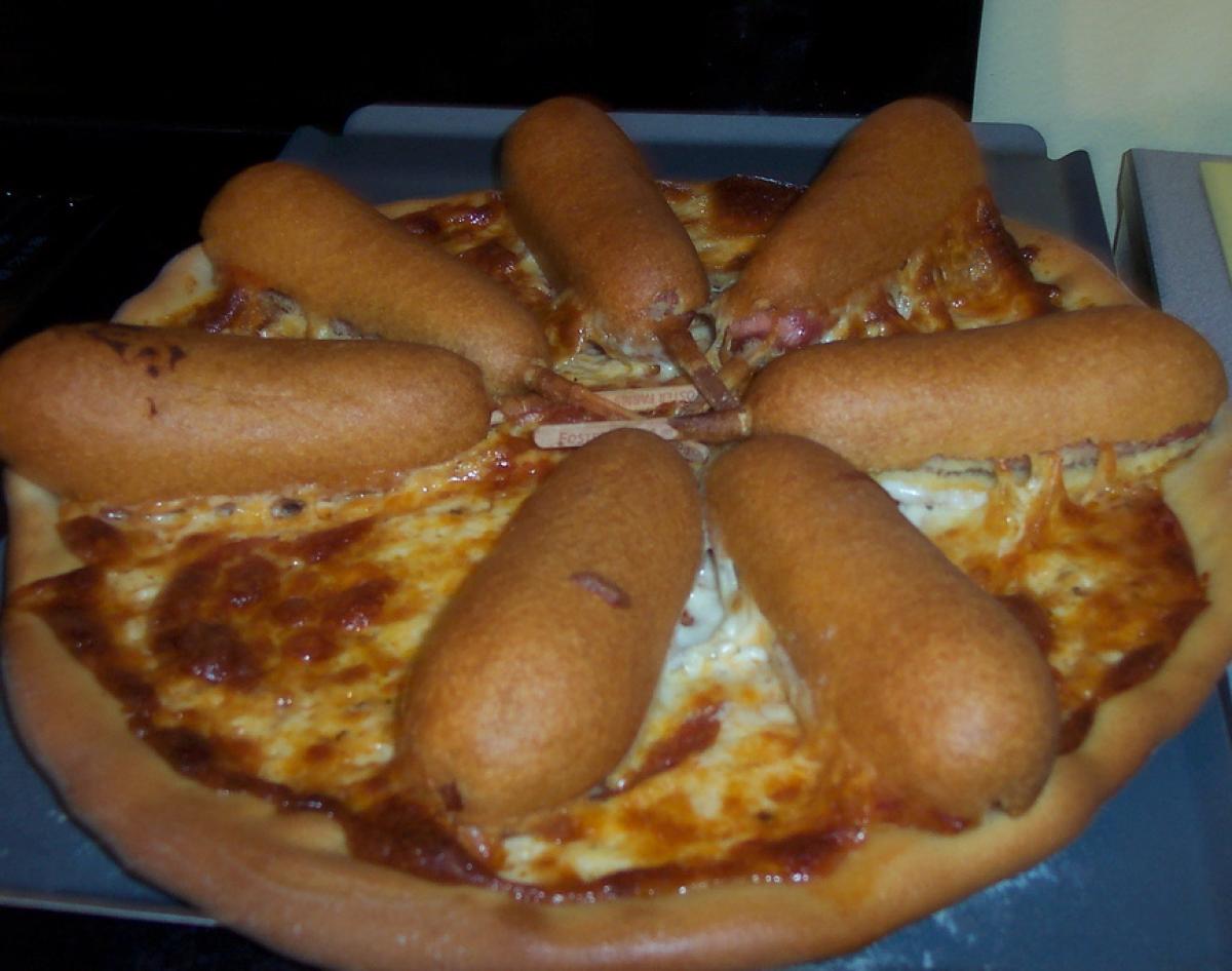 MericaOverpass's tweet photo. 2 maR-OH we R serV-UN R KoRn daWG pizz-UH. Jus $2 a slyce wiith a fill up! @HashtagMerica1 #mmmmmm #toiletpaper https://t.co/rf6daKQ2yS