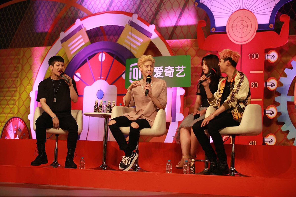 032894_Thailand's tweet photo. [PIC] 160519: Wow! The College Students come's weibo Update #Jackson #잭슨 #王嘉爾 ©爱奇艺大学生来了 https://t.co/rfqaOq1ZCX