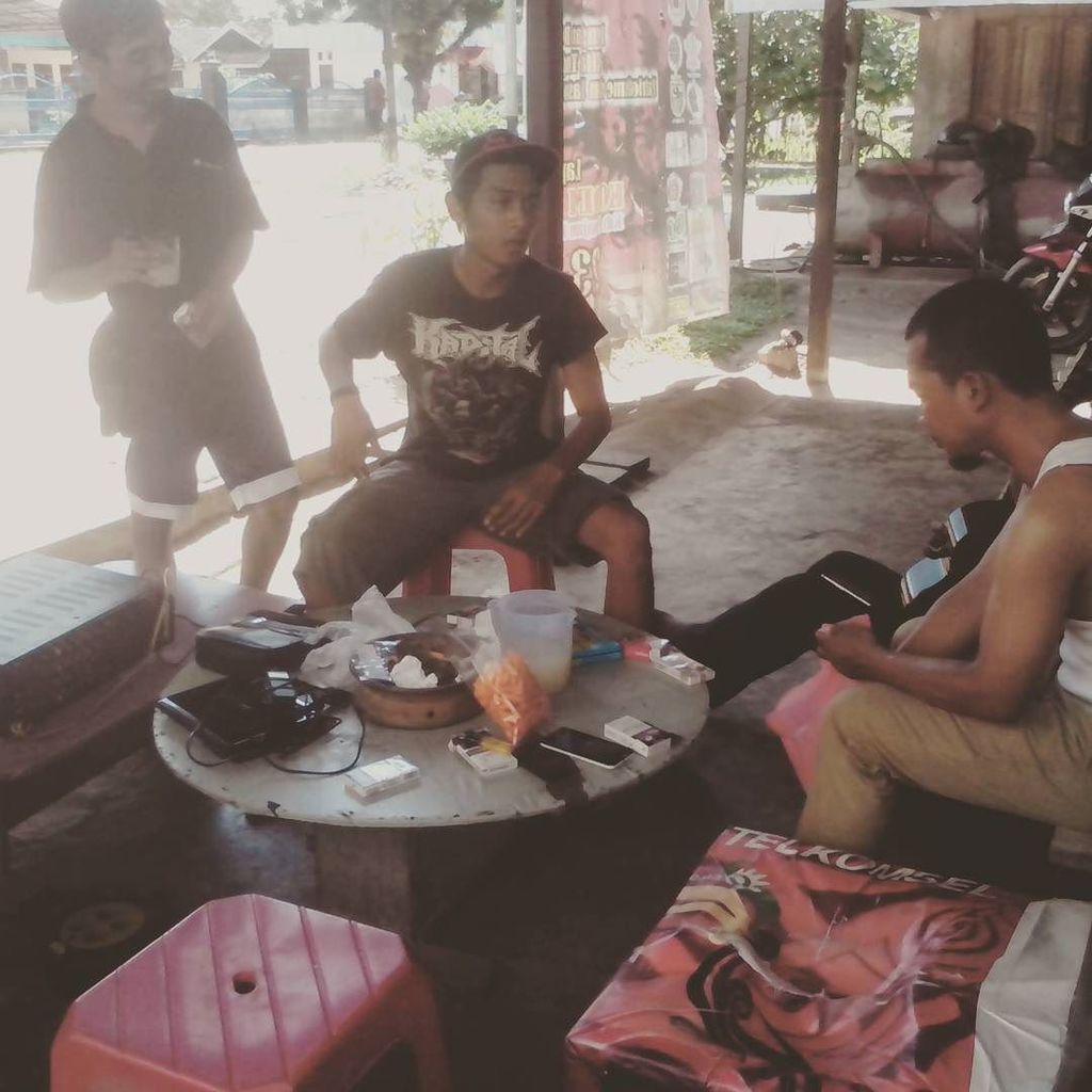 producerpassion's tweet photo. kedai djendol With la324nk prepair take record #waru #ppu #la324nk #neundo #flstudio by bondan_yuan https://t.co/6ZSnrcVSXh