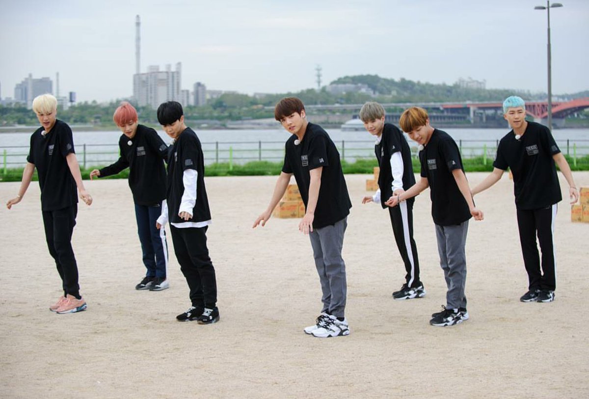 бтс бегущий человек. бтс running man. бтс бегут. чимин бежит. чон чонгук.