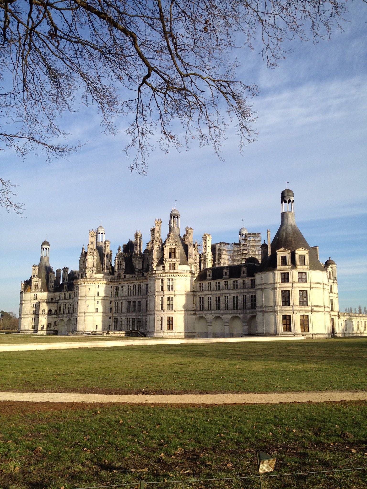 One Pieceが大好きな神木 スーパーカミキカンデ フランスに行った時いろんなとこ行ったけど1番感動したシャンポール城は たぶん聖地マリージョアのモデルになったところ 似てる T Co Iotac4srhq Twitter