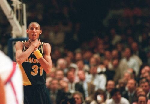 Boofy_McGee's tweet photo. Reggie Miller doing the choke sign to Spike Lee after scoring 39 in Game 5 of the 1994 Eastern Conference Finals. https://t.co/EZuQFGZBMu