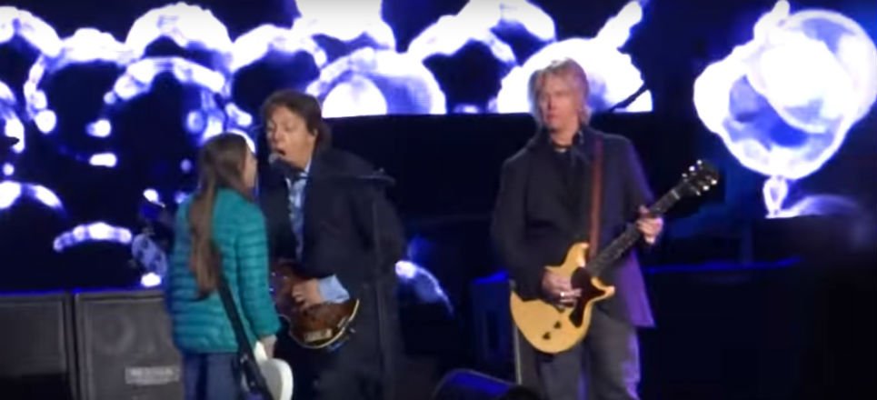 AristeguiOnline's tweet photo. Niña de 10 años toca “Get Back” junto a Paul McCartney (Video) https://t.co/6yIvQJMzvx https://t.co/2ncBo2JlE3