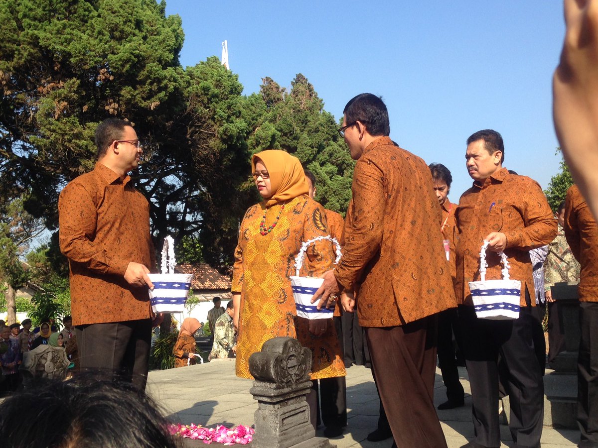Kemdikdasmen's tweet photo. Mendikbud dan rombongan jg melakukan tabur bunga di Makam Ki Hadjar Dewantara, di Taman Wijaya Brata, Yogyakarta. https://t.co/Ex76c13fHJ