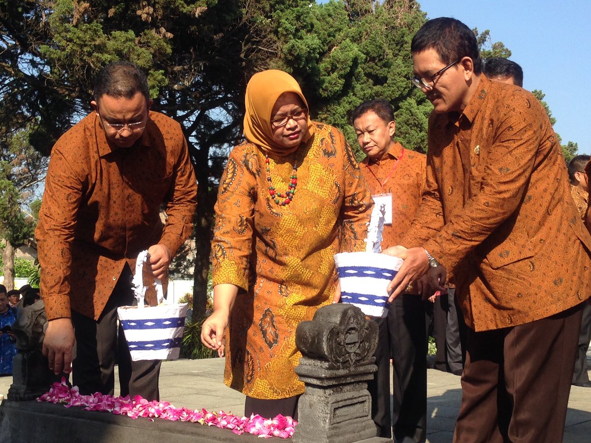 Kemdikdasmen's tweet photo. Mendikbud dan rombongan jg melakukan tabur bunga di Makam Ki Hadjar Dewantara, di Taman Wijaya Brata, Yogyakarta. https://t.co/Ex76c13fHJ