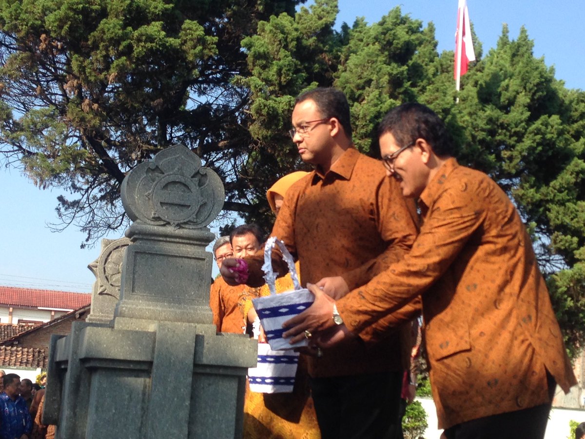 Kemdikdasmen's tweet photo. Mendikbud dan rombongan jg melakukan tabur bunga di Makam Ki Hadjar Dewantara, di Taman Wijaya Brata, Yogyakarta. https://t.co/Ex76c13fHJ