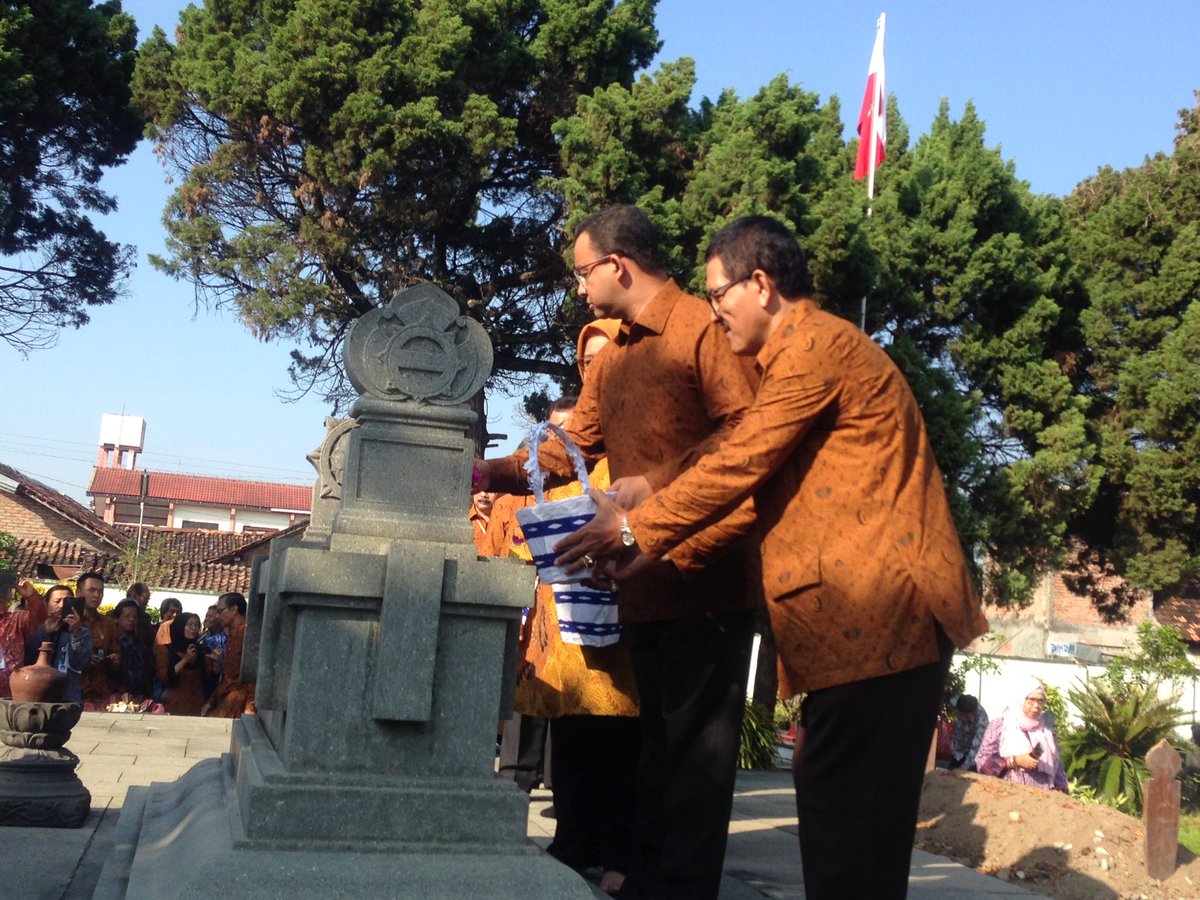 Kemdikdasmen's tweet photo. Mendikbud dan rombongan jg melakukan tabur bunga di Makam Ki Hadjar Dewantara, di Taman Wijaya Brata, Yogyakarta. https://t.co/Ex76c13fHJ