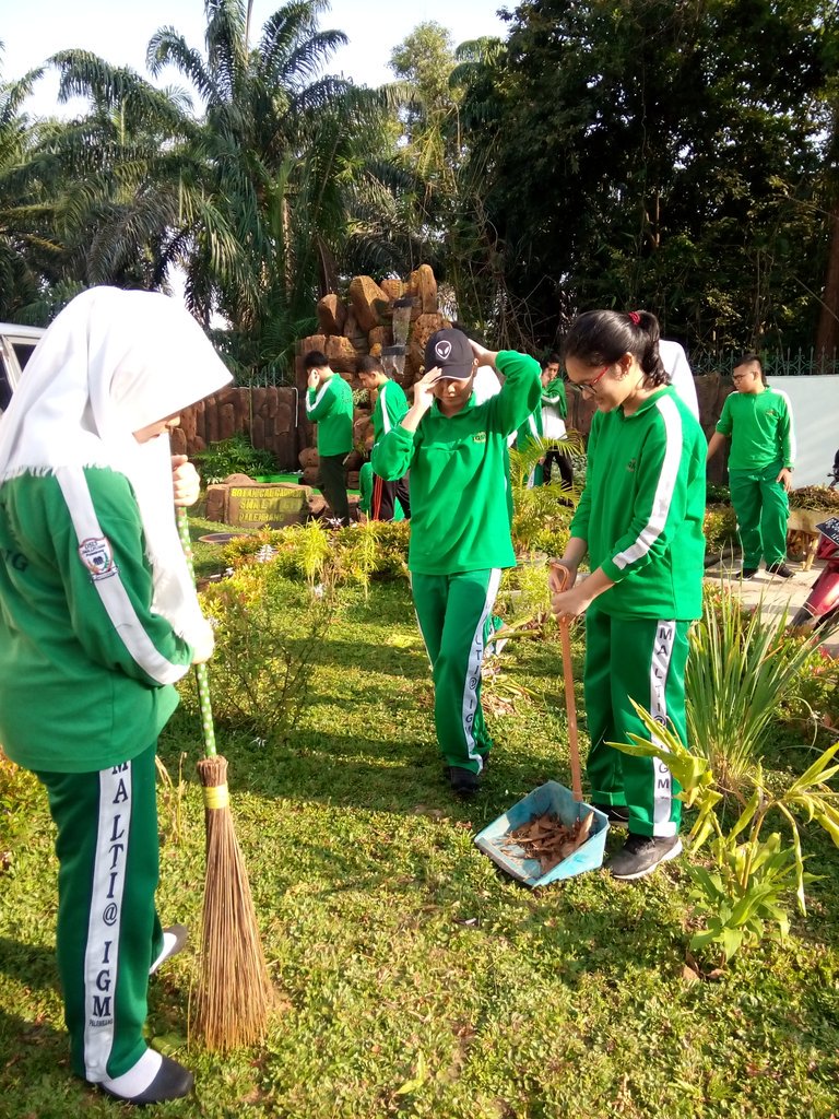 SMALTIIGMPLG's tweet photo. "Kamis Bersih"

#gogreen https://t.co/rCsqIWaPZ7