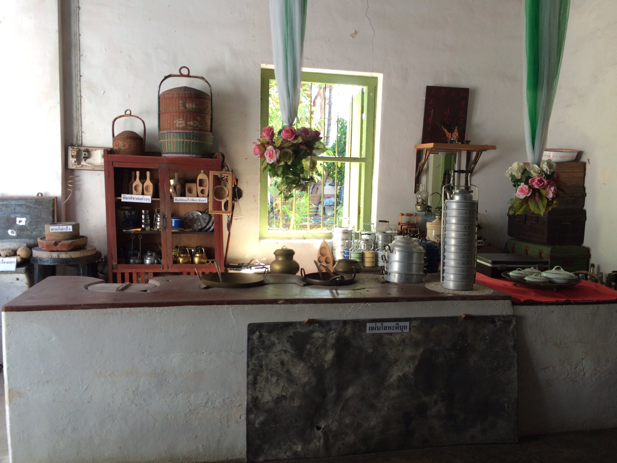 ｶﾁｽﾖｳｺ オールドタウンにチンプラチャーハウスという素敵な洋館 があり 入場料を払えば中に入れます せっかくだからこのような雰囲気のキッチンにしたいのに どこにも売っていません がっかりしていたら隣の奥さんが 古いやかんをくれました T