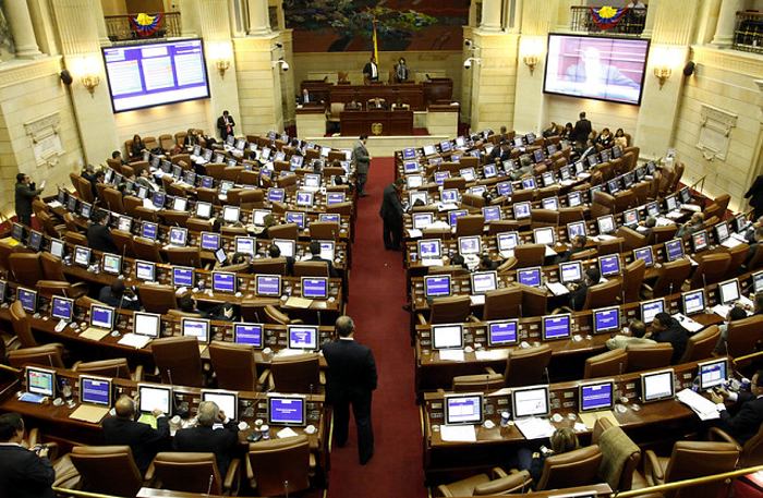 larepublica_co's tweet photo. Fue aprobada ponencia mayoritaria del acto legislativo para la paz https://t.co/efzRwfTnsr https://t.co/VubS2YgPJK