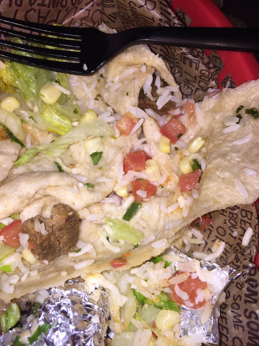 ryan_uderswag's tweet photo. @ChipotleTweets do you spy the hair ?👀😤 #disgusting #gross https://t.co/NbDuKMwq4M
