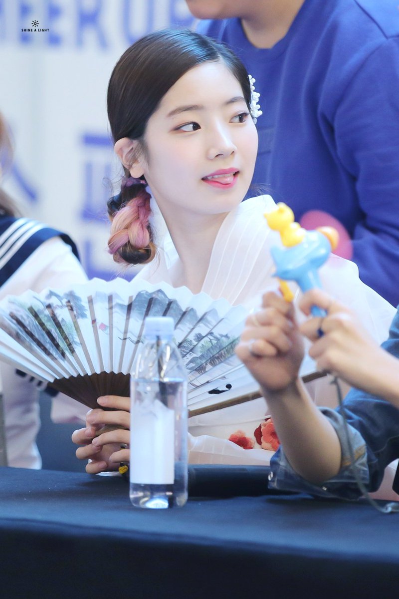 kimdahyun_kr's tweet photo. 160514 여의도팬싸인회 #트와이스 #다현 #twice #dahyun
둡진이 ㅠ-ㅠ 아름다워~~~~~~~~~~~~~~~~~ https://t.co/6UwtZkdOnw
