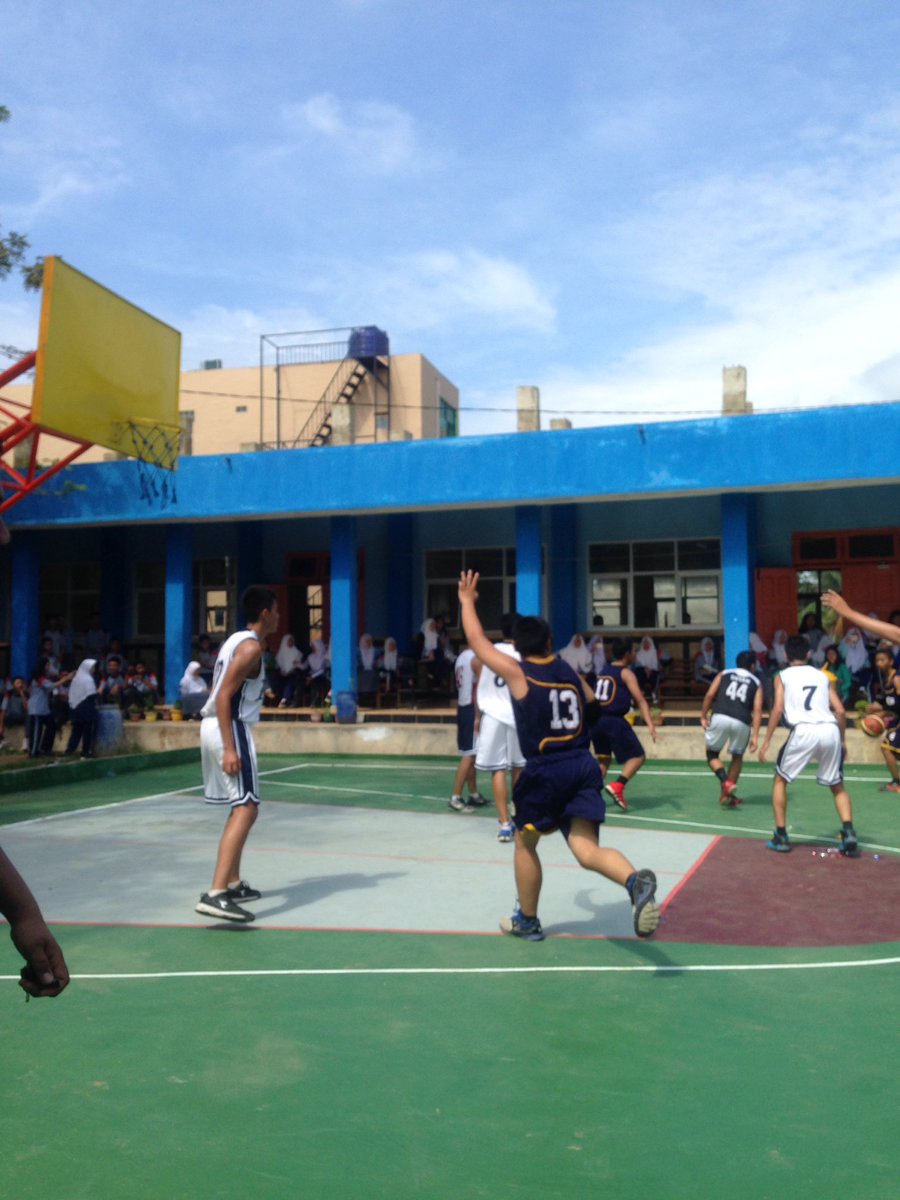 Pertandingan basket antara SMAN 1 PlG dengan SMAN 11 PLG