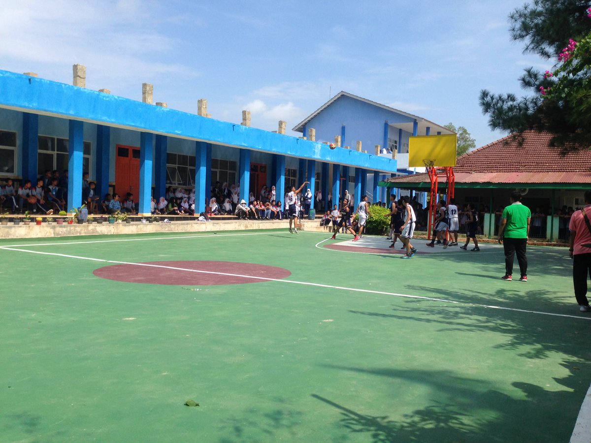 Para supporter yang sedang mendukung tim jagoannya masing"! Semangat untk kedua tim! 💪💪