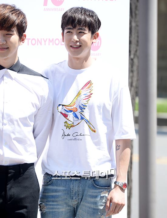 0315_minnie's tweet photo. [Press_2] 160519 #NICHKHUN at #TONYMOLY 10th anniversary event
The facial expression of 1st pic tho.... 😂 https://t.co/0dwDn9ntM3