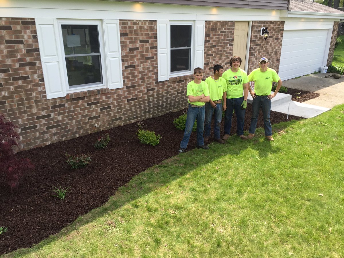 J_ustin_S_mith's tweet photo. Crossing Xtreme Team had a change of pace today while landscaping and planting trees! #crossingxtreme #crossingjtp https://t.co/Nwv0Eopy3Q