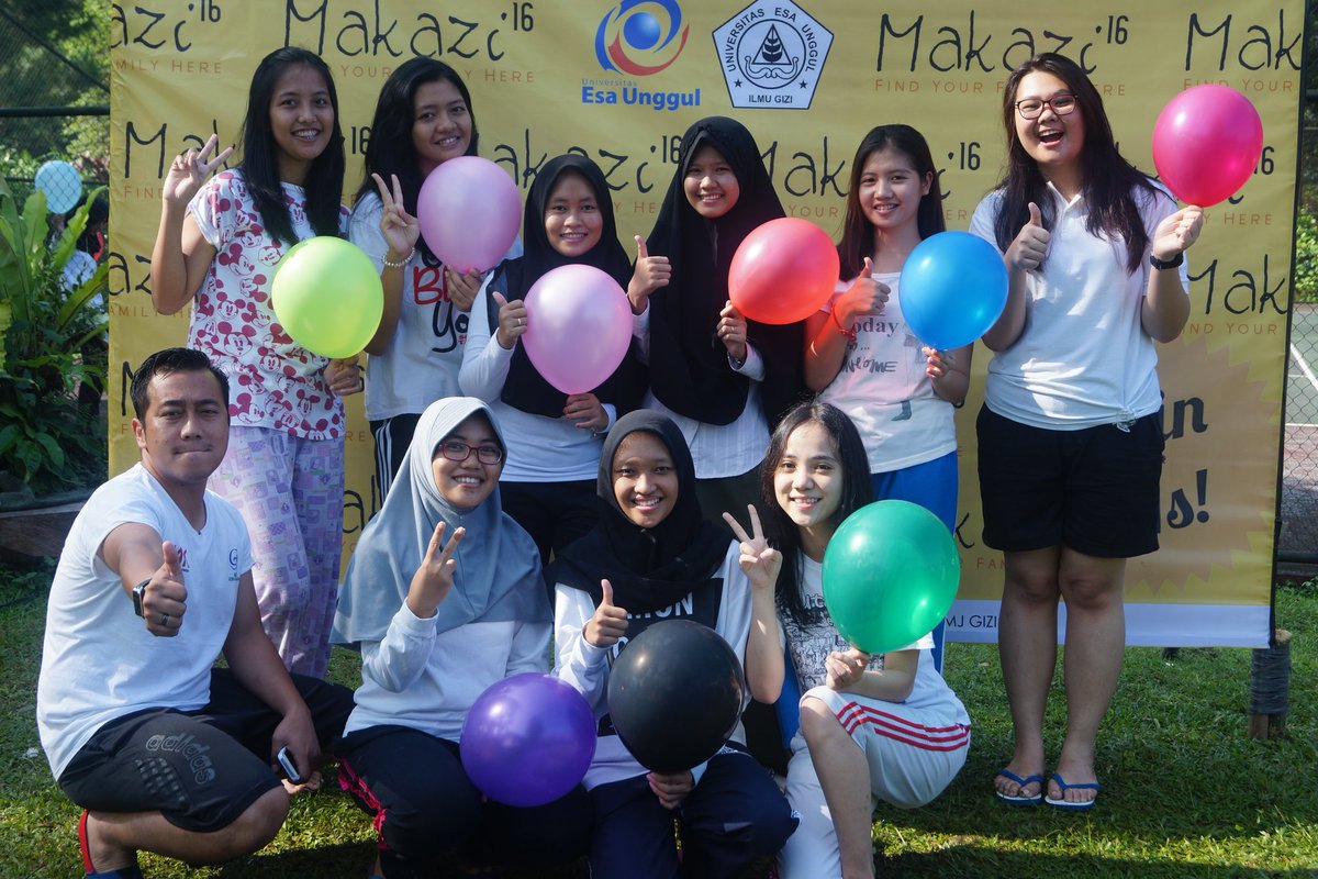 Foto setiap kelompok dengan ka prodi <a href="/murykuswari/">Avery</a> #MAKAZI16
