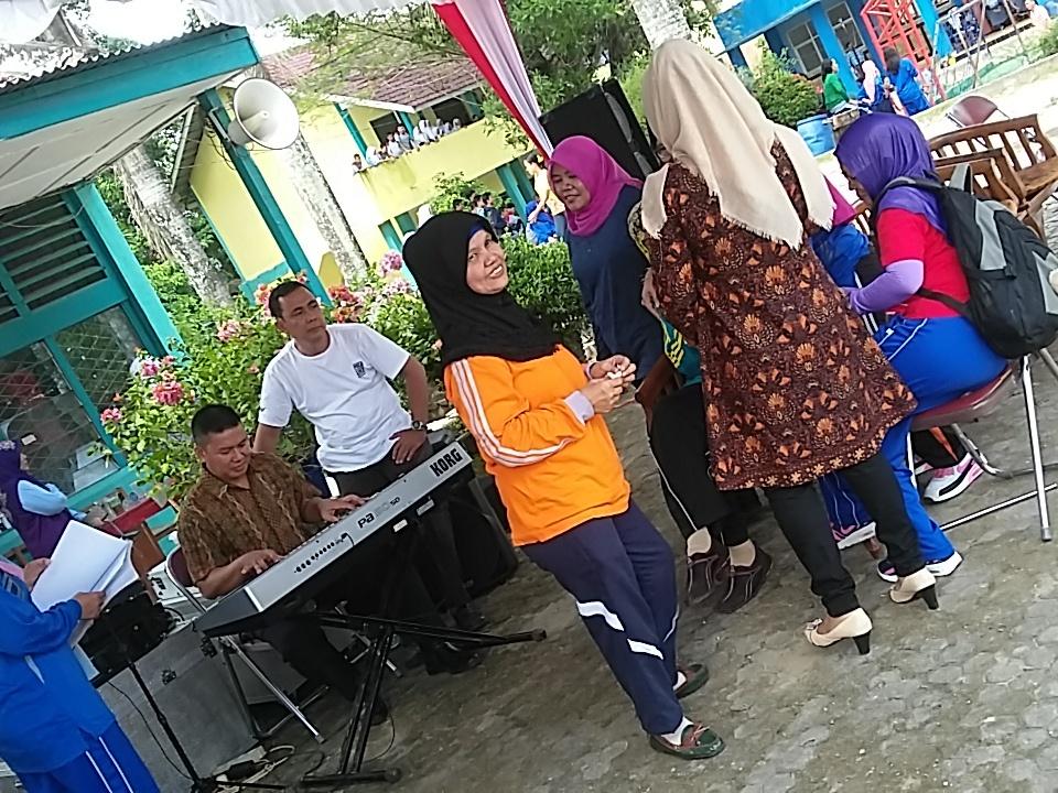 Di sisi lain lapangan ada guru" yang bersenandung ria🎤