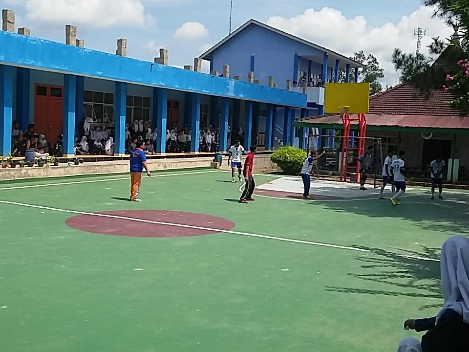 Sedang berlangsung juga pertandingan antara guru dan tim futsal SMAN 11 PLG