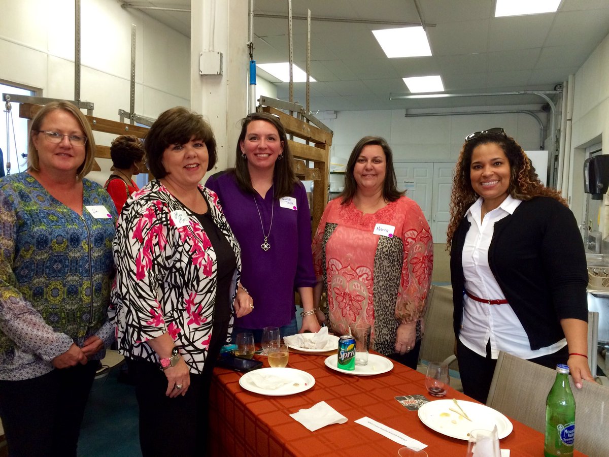 Southerntablelr's tweet photo. Women of AT&amp;T hanging out networking at KWAC tonight. We had a great time hosting this group! #WOAArkansas https://t.co/VgJqbziTtK