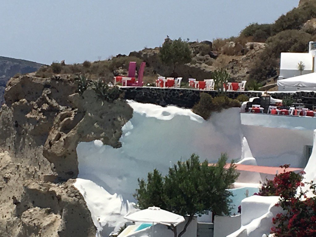 This is what I call dining with a precarious view ! Don't fancy the pink chairs at the front #restaurantviews