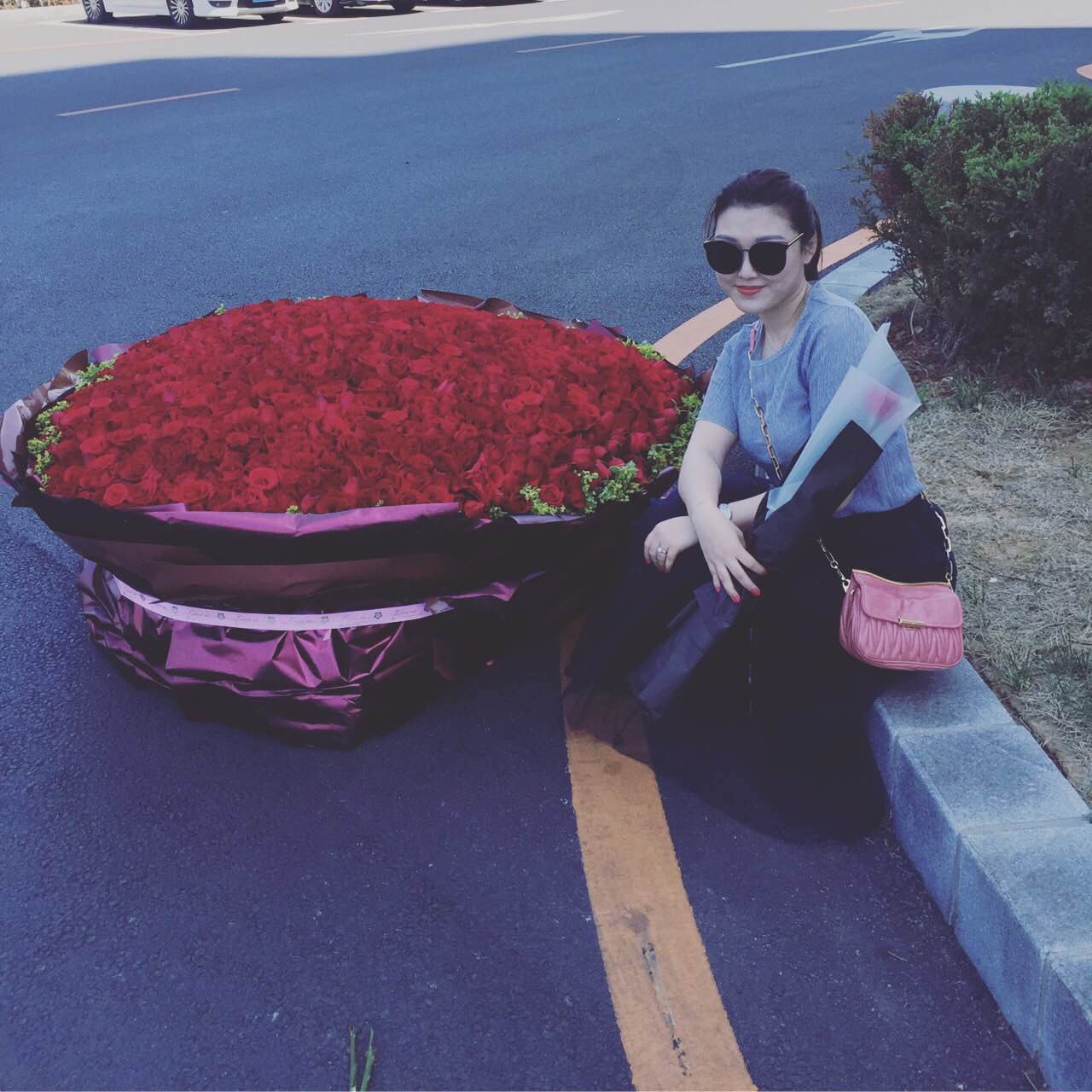 ソンイ Auf Twitter 中国の従姉妹のお姉ちゃんがお花屋さんやってるんだけど 999本のバラの花束と1本のバラの注文が入ったらしい 999本のバラの花束の意味は 何度生まれ変わっても貴方を愛す で究極な愛の言葉 T Co Bsvjh1gtad Twitter