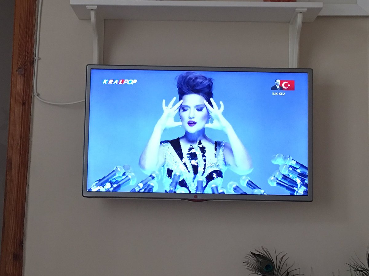 Pırlanta klibi çıkıyosa hemen kralpop açılır. <a href="/DemetAkalin/">Demet Akalin</a> yine bu yaza damgasını vuracak