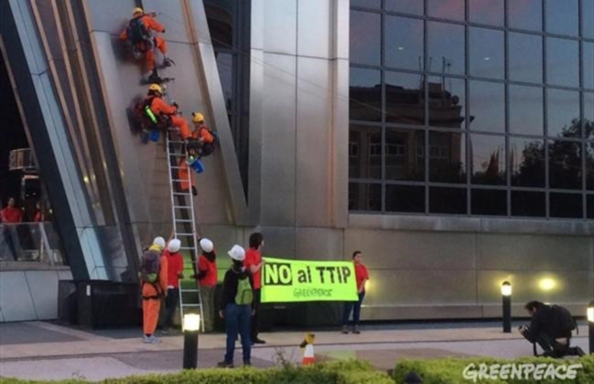FundacionesECCA's tweet photo. .@greenpeace_esp dice #NOalTTIP en #Madrid #ProtestaTTIP. Hablamos con Mariano González https://t.co/rGNI7GpeVI https://t.co/gfTrFJZS8a