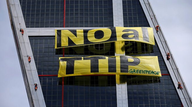 FundacionesECCA's tweet photo. .@greenpeace_esp dice #NOalTTIP en #Madrid #ProtestaTTIP. Hablamos con Mariano González https://t.co/rGNI7GpeVI https://t.co/gfTrFJZS8a